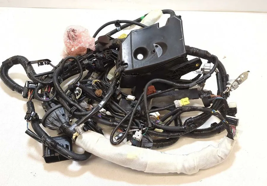 Жгут проводов Lexus Engine Bay Fuse Box Wiring Harness 2004-2005 RX330 82111-0E0 — фото лота 2