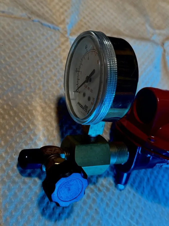 Трубопроводная арматура AIR PRODUCTS GAS REGULATOR w/ PRESSURE GAUGE MODEL E11-G — фото лота 2