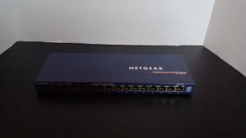 Коммутатор Netgear Prosafe 16port 10/100 Desktop Switch Fs116 & Ac Adapter