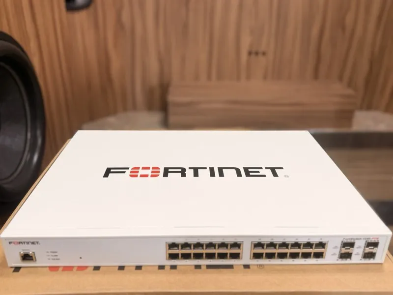 Коммутатор Fortinet FortiSwitch FS-124E-POE Ethernet Switch, 24-Port