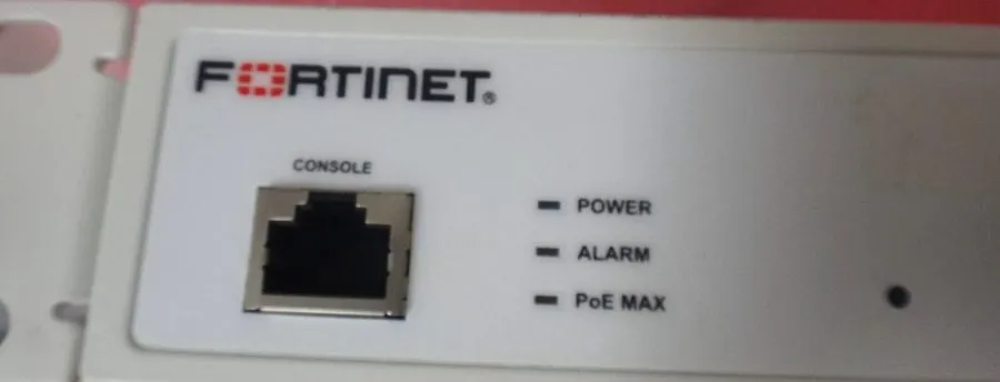 Коммутатор Fortinet FortiSwitch FS-124E-POE Ethernet Switch, 24-Port