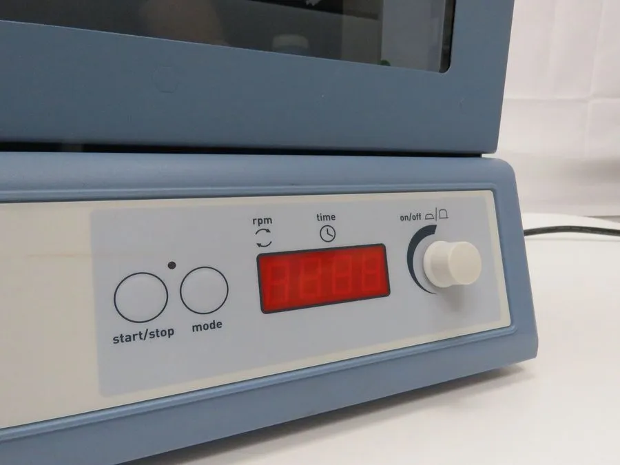 Шейкер STUART SI-500 Laboratory Benchtop Incubator Orbital Shaker 120V — фото лота 2