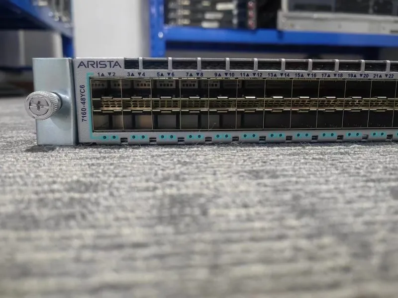 Коммутатор Arista DCS-7160-48YC6-R Switch 48x 1/10/25G SFP28 6x 100G QSFP28 brac — фото лота 2