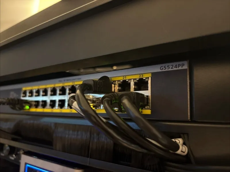 Коммутатор Netgear GS524PP 24-Port Ethernet Unmanaged High-Power PoE+ Switch 300