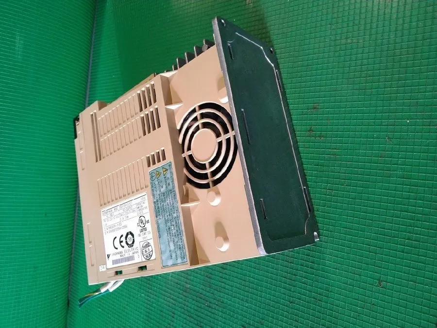 Сервопривод Yaskawa SGDS-08A12AY27 Servopack Drive 3PH 0-230V 5.5A 750W — фото лота 1