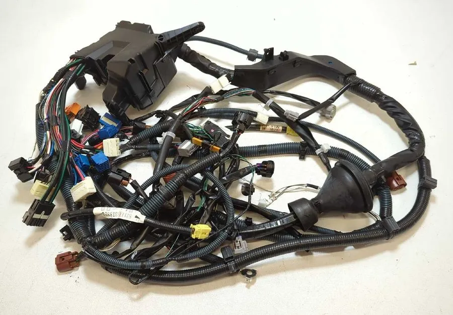 Жгут проводов Toyota Engine Bay Fuse Box Wiring Harness 2002-2004 Camry 82111-3T — фото лота 2