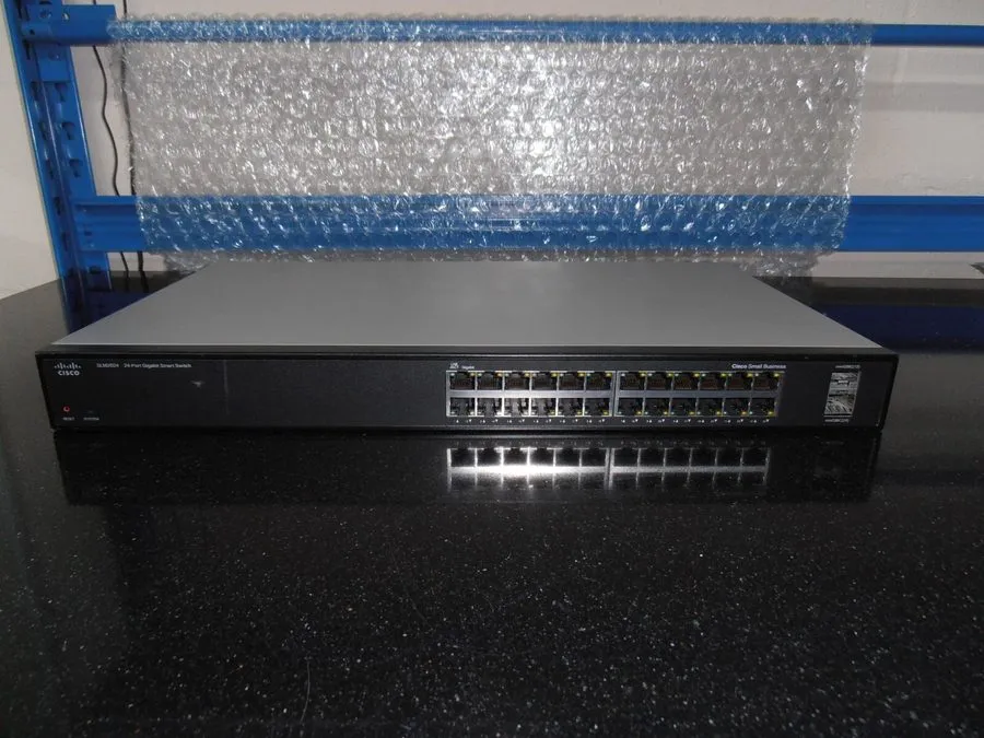 Коммутатор Cisco Linksys SLM2024 24-Port 10/100/1000 Gigabit Smart Switch
