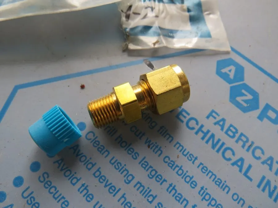 Фитинг 249993 New- Swagelok B-400-1-2 Tube Fitting; 1/8NPT x 1/4" Tube
