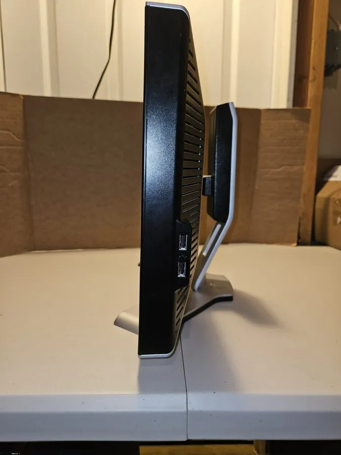 Монитор DELL UltraSharp 2007WFPb 20" 1920 x 1200 Widescreen LCD Monitor