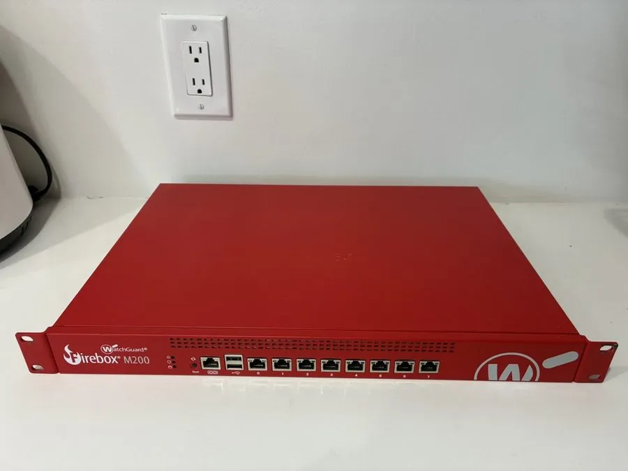 Межсетевой экран WatchGuard FireBox M200 ML3AE8 8-Port Gigabit Ethernet Network 