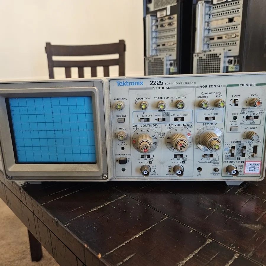 Осциллограф Tektronix 2225 50 MHz 2 Channel Analog Oscilloscope