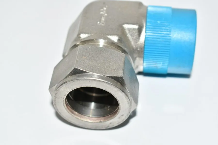 Фитинг Swagelok SS-1610-2-16 SS Tube Fitting Male Elbow 1” Tube OD x 1” MNPT