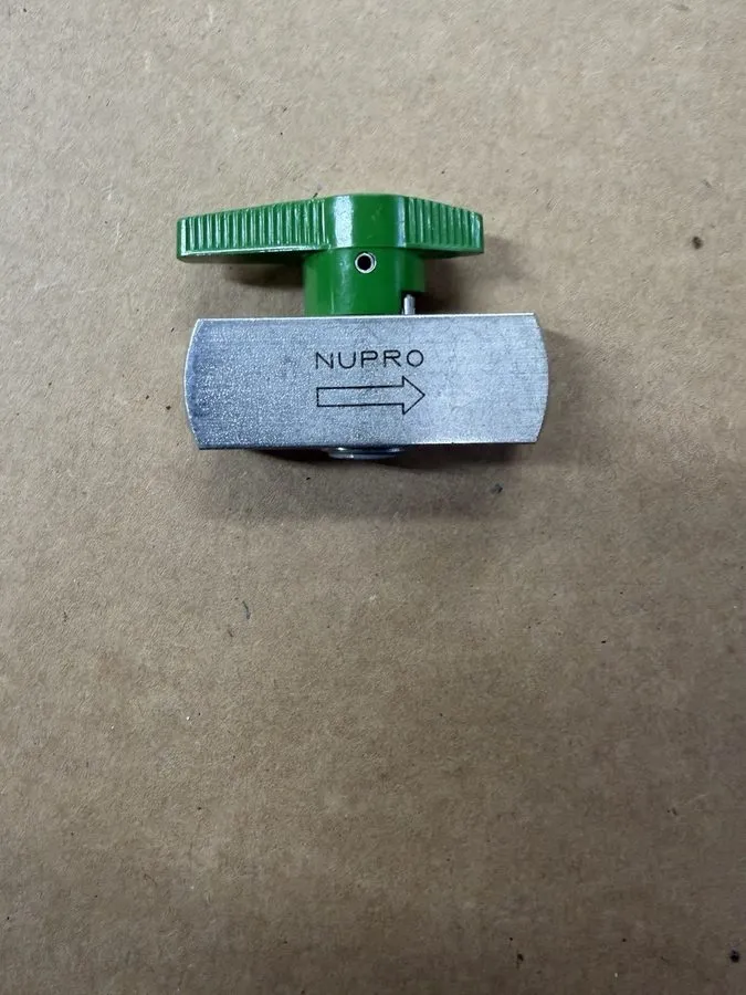 Клапан Nupro SS-4P4T4 Stainless Plug Valve 1/4 in NPT x 1/4 in Swagelok VCR