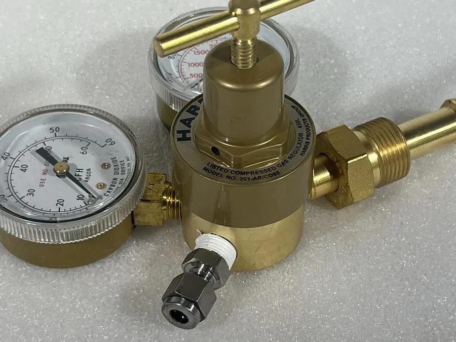 Трубопроводная арматура HARRIS MODEL 301-AR/CD60 COMPRESSED GAS REGULATOR W/ GAU