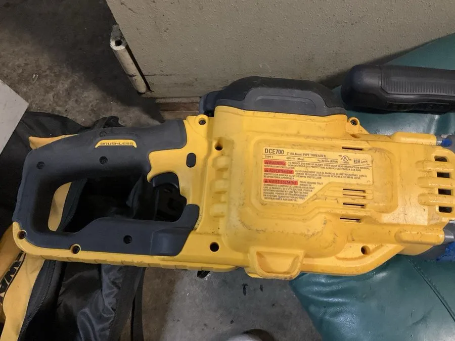 Режущий инструмент DEWALT DCE700 60V DCE 700 Brushless 2” Cordless Pipe Threader