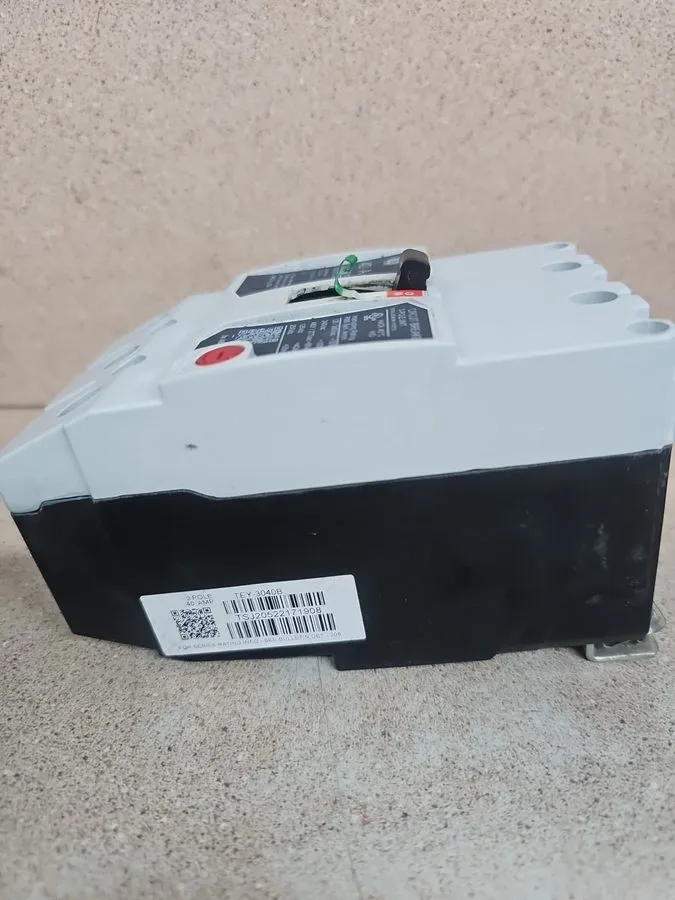 Автоматический выключатель GE TEYL3040B 3 Pole 40 Amp 480V Circuit Breaker Shunt — фото лота 2