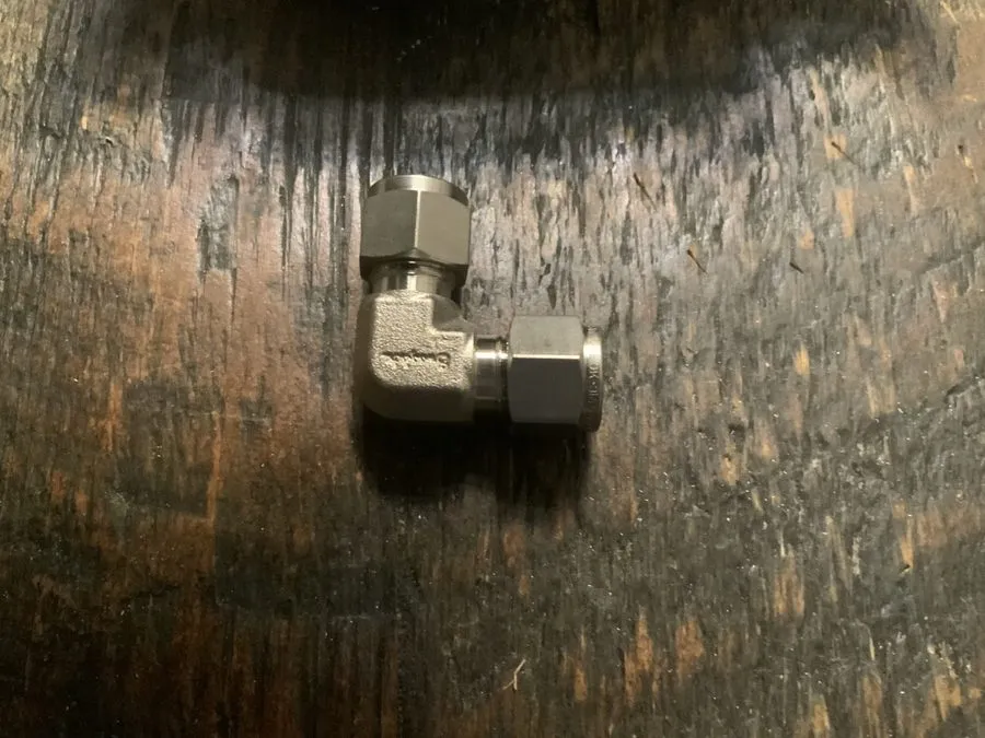 Фитинг Swagelok SS-600-9 Union Elbow 3/8” Tube Fitting Stainless Steel — фото лота 1