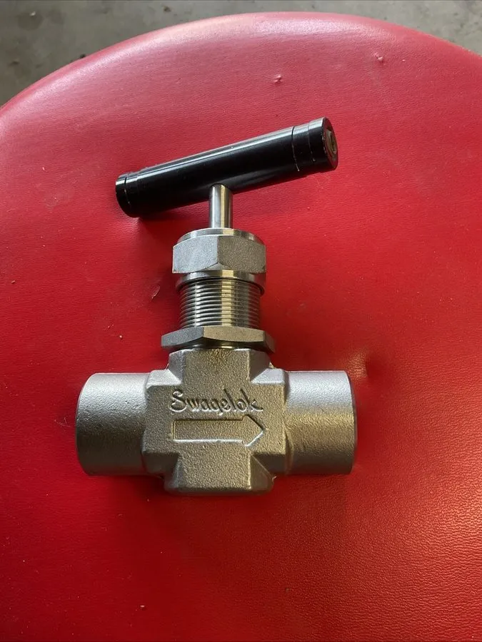 Клапан Swagelok Needle valve, 18 series, 1/2" FNPT ends, SS-18RF8