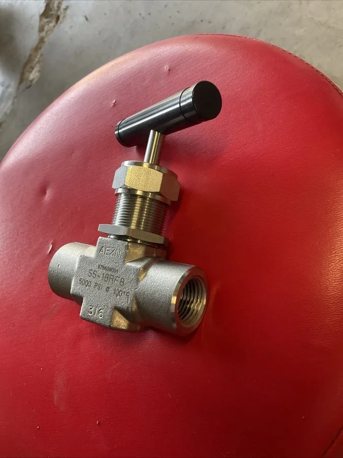 Клапан Swagelok Needle valve, 18 series, 1/2" FNPT ends, SS-18RF8 — фото лота 2