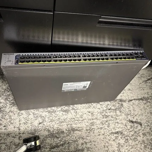 Коммутатор NETGEAR GS752TP 48-Port Gigabit PoE+ Smart Pro Switch with 4 SFP Port — фото лота 1