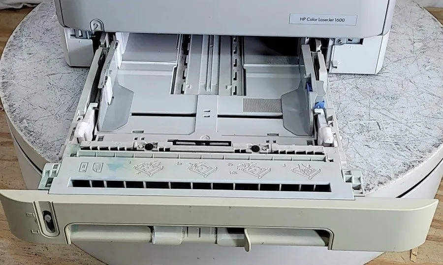 Лазерный принтер HP Color LaserJet 1600 CB373A Laser Printer 12K Page Count — фото лота 2