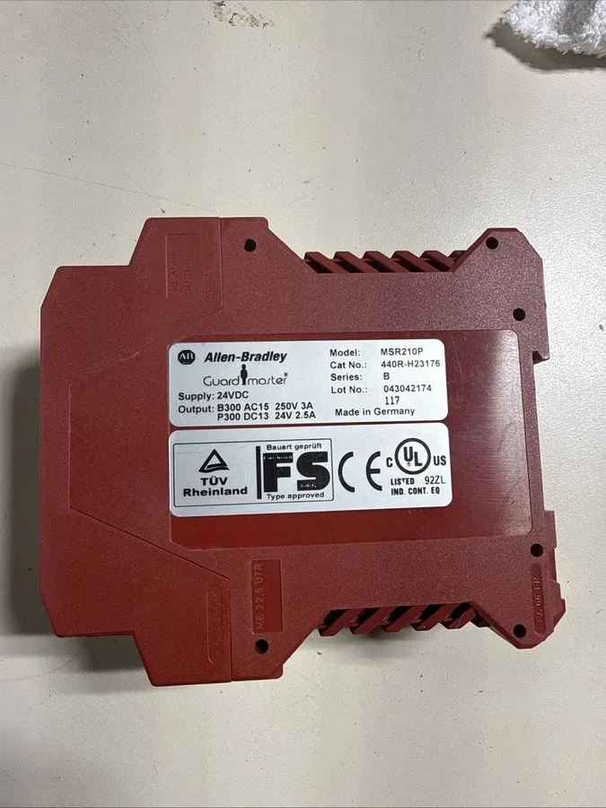 Реле безопасности Allen-Bradley 440R-H23176 MSR210P Safety Relay 24VDC Series B