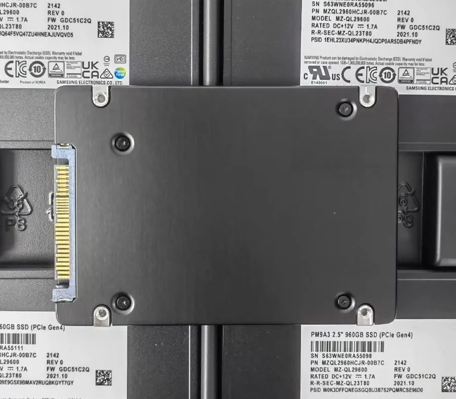 SSD-накопитель Samsung PM9A3 960GB SSD 2.5" U.2 PCIE 4.0 x4 NVMe MZQL2960HCJR-00