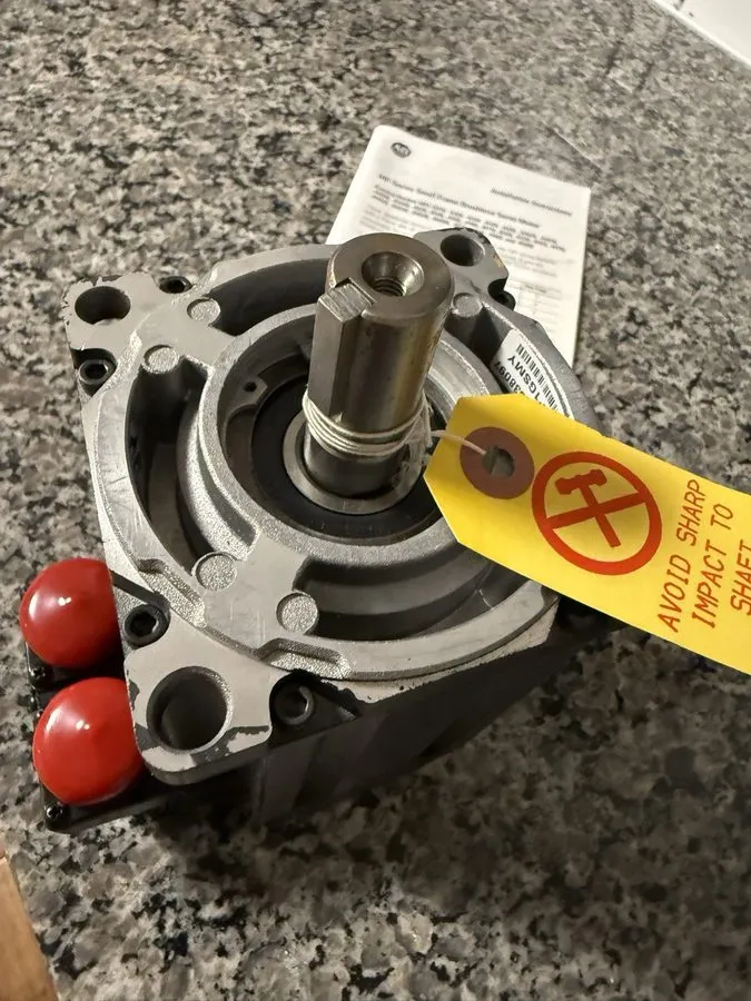 Серводвигатель Allen-Bradley Kinetix MPL-A420P-MJ22AA AC Servo Motor 230V 2.0kW  — фото лота 2