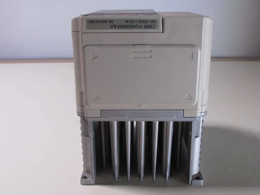 Частотный преобразователь Yaskawa V1000 VFD CIMR-VU4A0004FAA 480VAC 4.1A Inverte — фото лота 1