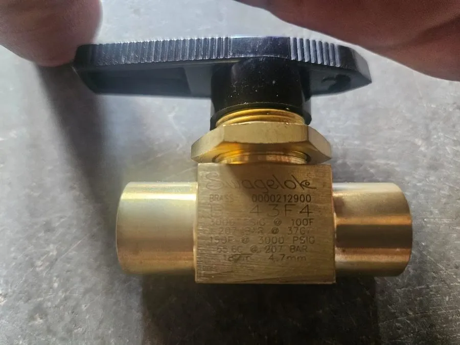 Клапан Swagelok B-43F4 Brass 1-Piece 40 Series Ball Valve FNSP