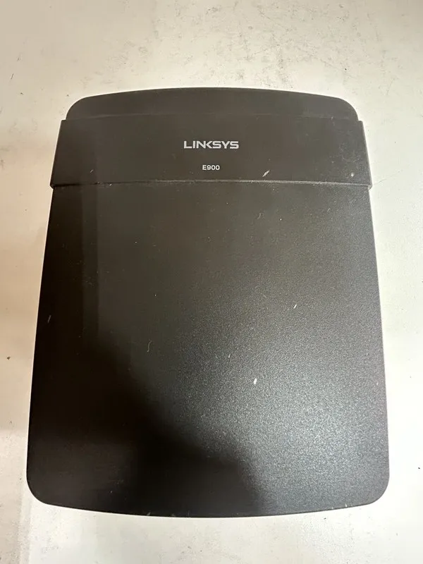 Маршрутизатор Linksys E900 300 Mbps 4-Port 10/100 Wireless N Router (E900-NP)