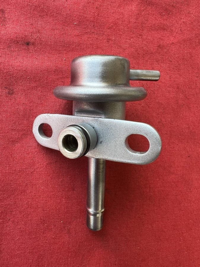 Трубопроводная арматура DENSO Fuel Pressure Regulator для Subaru 195300-3780 — фото лота 1