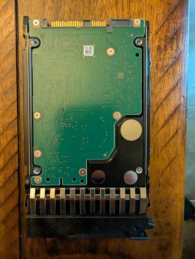 Жёсткий диск HPE 2.4Tb 10K SAS HDD in tray PN 881507 876939-002 879300-001 — фото лота 1