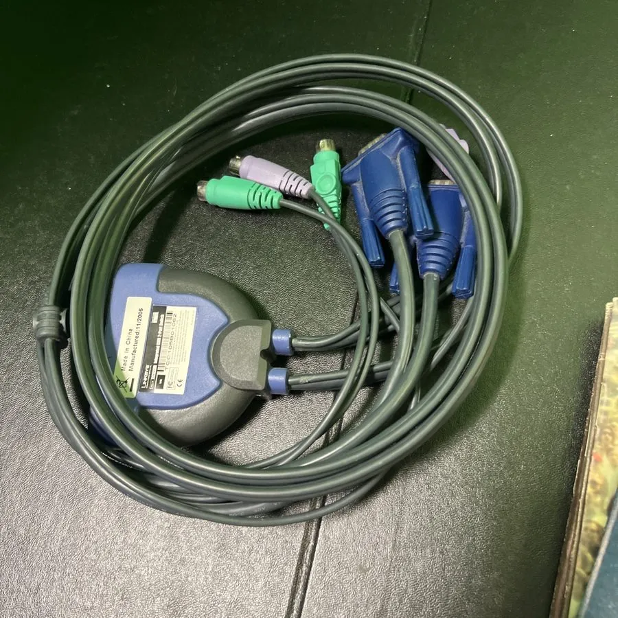 KVM-переключатель Linksys ProConnect (KVM2KIT) 2-Ports External KVM switch PS/2