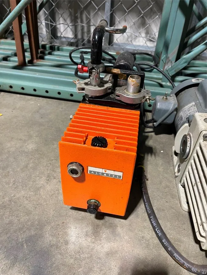 Насос Trivac D4A Dual Stage Vacuum Pump 1/3 HP Motor 115/230V, LEYBOLD-HERAEUS