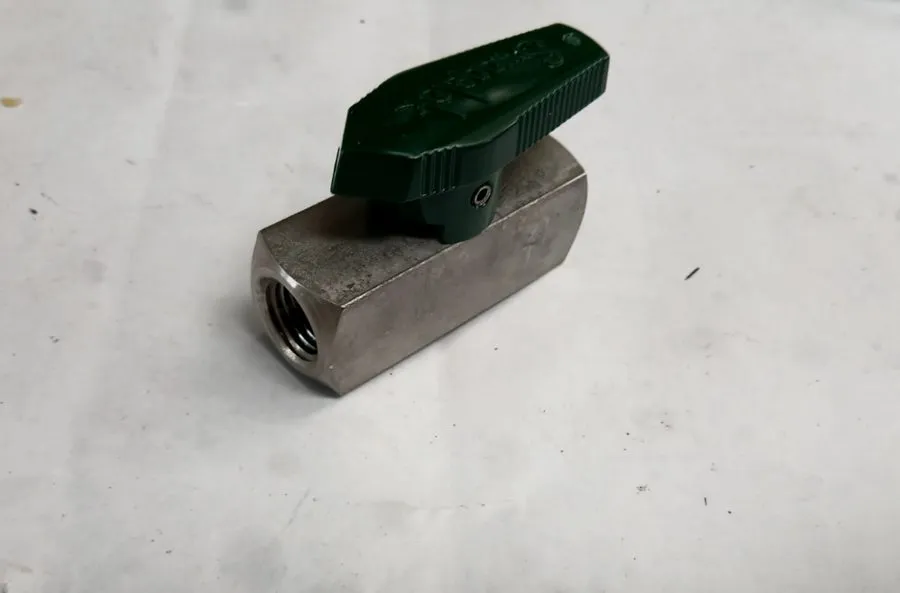Клапан SWAGELOK SS-4P4T4 SHUT OFF VALVE (IN17S3)