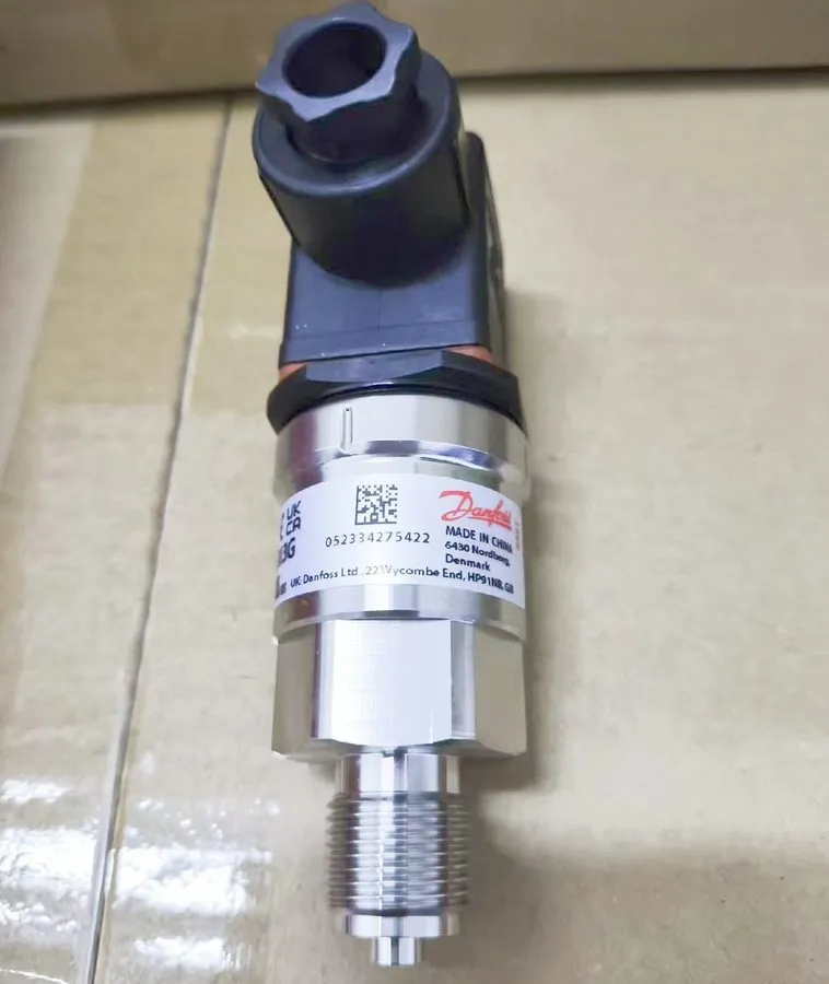 Датчик давления Danfoss 060G2105 pressure transmitter AKS 33