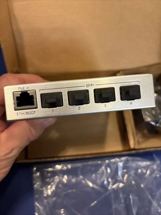 Коммутатор Mikrotik CRS305-1G-4S+IN Cloud Switch Ethernet Switch 4x SFP+ 1x GLAN — фото лота 1