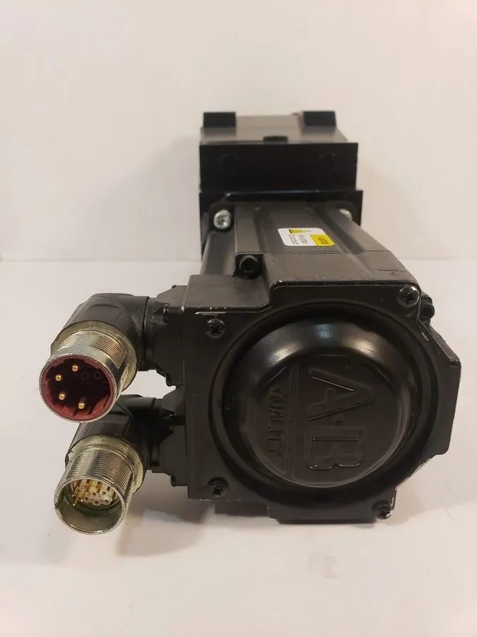 Серводвигатель Allen Bradley MPL-B330P-MK72AA Ser A AC Servo Motor / Lenze GKR04 — фото лота 1