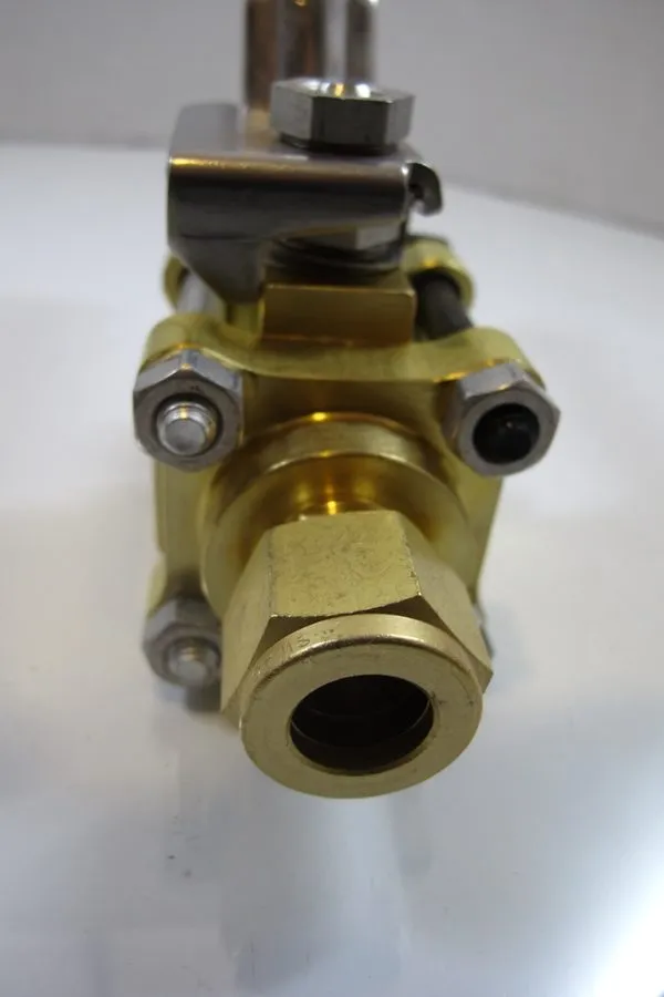 Клапан Swagelok B-63TS8 Brass 3-Piece 60 Series Ball Valve FNSP