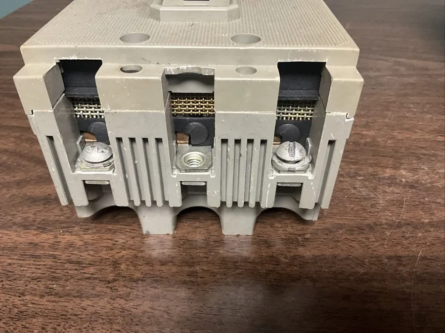 Автоматический выключатель ITE HE3B020 20A 3-Pole 480V Circuit Breaker I-T-E Ele