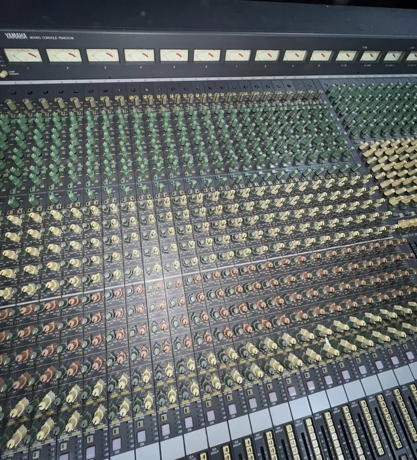 Микшерный пульт Yamaha Pro Analog Audio Mixing Console PM4000M 48 channel in Roa — фото лота 1