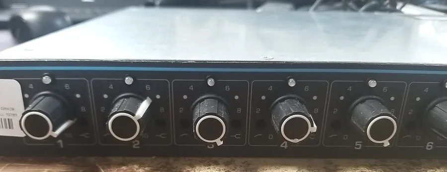 Микшерный пульт Shure SCM800 Rackmount Professional 8 Channel Microphone Mixer — фото лота 2