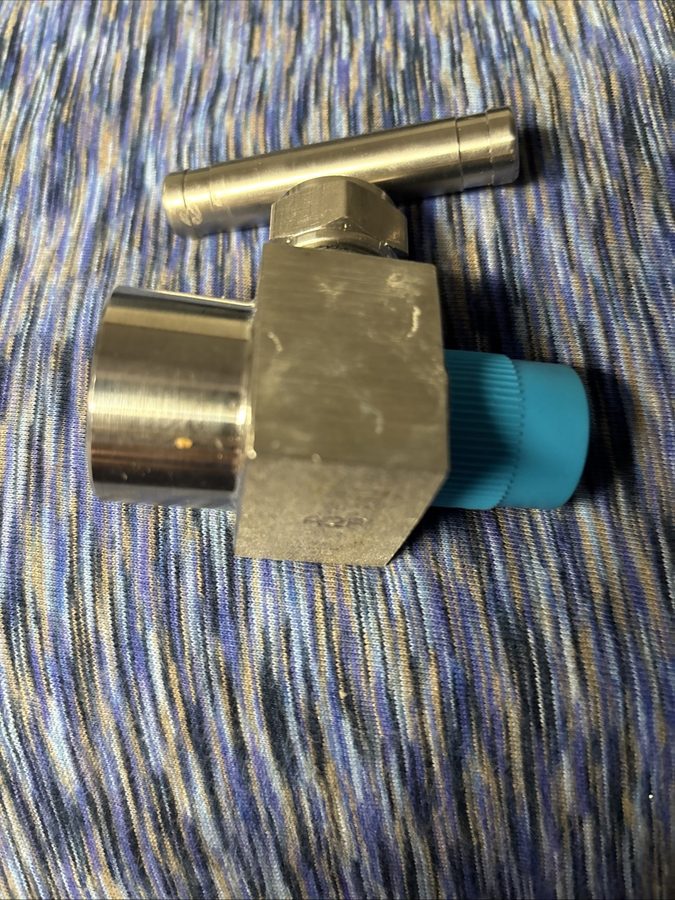 Клапан 1/2" Swagelok SS-6PNBGM8L-F8 Gauge Needle Valve w/ SS-26VM8-F8 Valve — фото лота 1