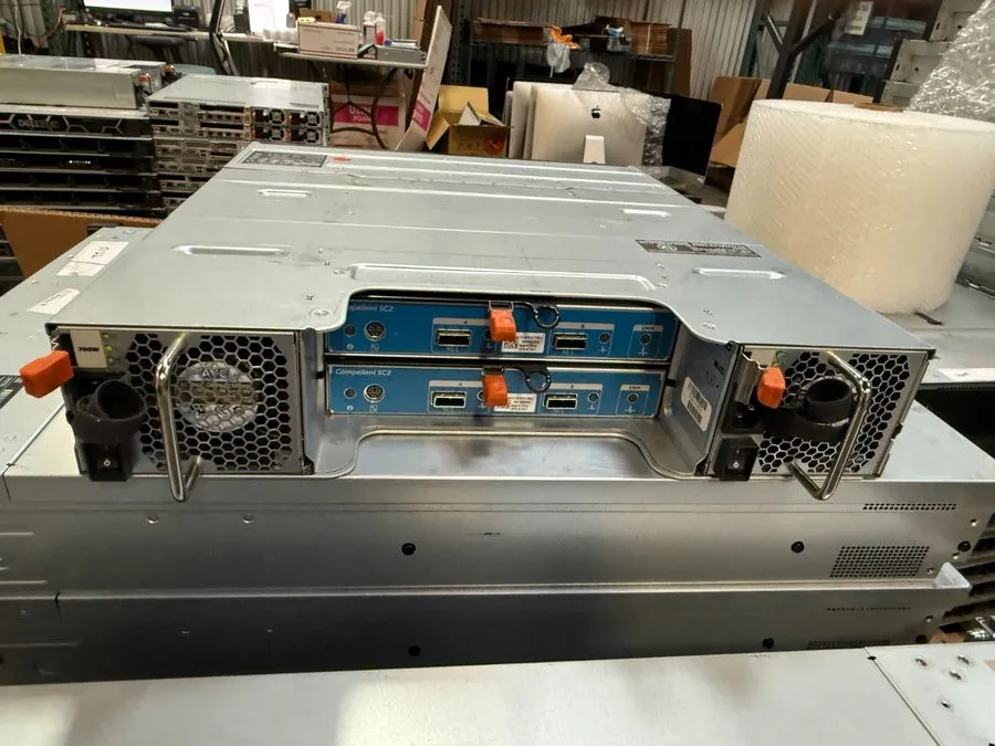 Блок питания Dell Compellent SC220 24-Bay 2.5 SAS Storage Array 2x EMM 2x 700W P — фото лота 2