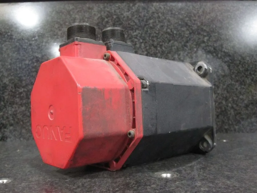 Серводвигатель A06B-0121-B577#0008 Fanuc AC Servo Motor AC3/2000 I64 Keyway YEAR — фото лота 2