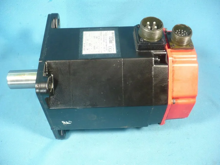 Серводвигатель GE FANUC AC SERVO MOTOR A06B-0143-B075#7008 A12/3000 3PH 2.8KW 30 — фото лота 1