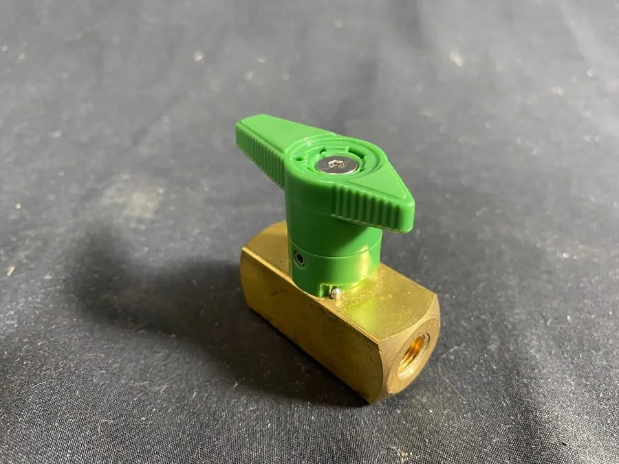 Клапан Swagelok B-2P4T4 Brass Quarter-Turn Instrument Plug Valve FNSP