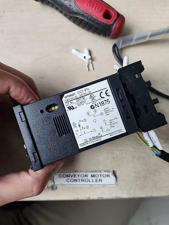 Датчик температуры OMRON E5CS-RTU MULTI-RANGE TEMPERATURE CONTROLLER 100 To 240V — фото лота 1