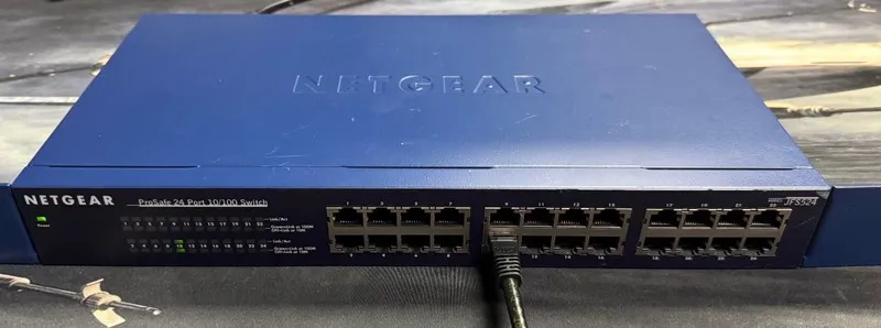 Коммутатор NETGEAR ProSafe JFS524 24-Port Ethernet Network Switch 10/100 Rackmou